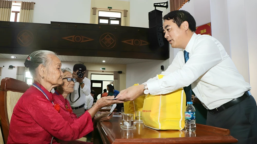 Ông Nghiêm Xuân Thành, Bí thư Tỉnh ủy Hậu Giang yêu cầu thời gian tới các cấp, các ngành tập trung lãnh đạo, chỉ đạo thực hiện kịp thời, đầy đủ các chế độ, chính sách đối với người có công và gia đình người có công với cách mạng. Ảnh: DUY KHƯƠNG