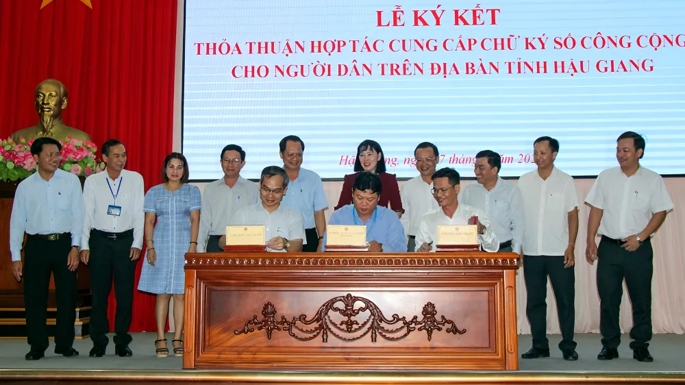 Lãnh đạo Sở TT&amp;TT tỉnh Hậu Giang ký kết thỏa thuận hợp tác cung cấp chữ ký số công cộng cho người dân trên địa bàn tỉnh. Ảnh: MỸ XUYÊN