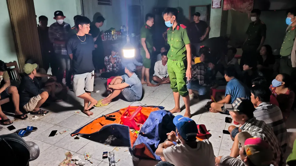 Công an huyện Tân Hiệp, tỉnh Kiên Giang, bắt quả tang 29 người đang đánh bạc ăn thua bằng tiền dưới hình thức lắc tài xỉu. Ảnh: VĂN VŨ