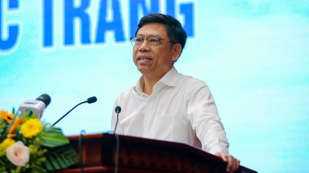 Ông Nguyễn Xuân Sang, Thứ trưởng Bộ GTVT giao Cục Hàng hải Việt Nam tiếp thu các ý kiến tại Hội thảo. Ảnh: HM