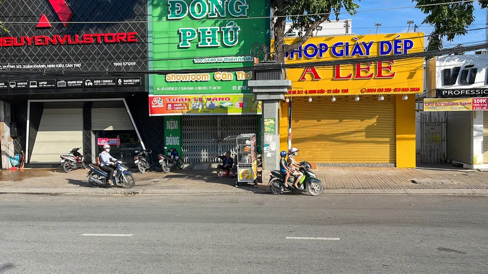 Dù ngành chức năng đã tăng cường tuyên truyền, xử lý, nhưng tình trạng xe chạy ngược chiều vẫn xảy ra. Ảnh: CHÂU ANH