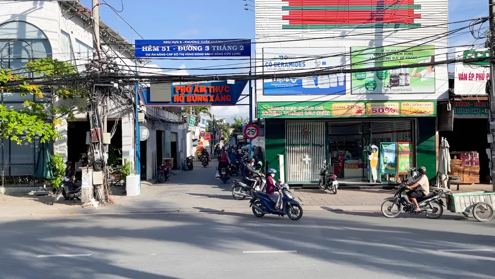 Nhiều phương tiện đi từ hẻm 51 chọn chạy ngược chiều để &quot;tiết kiệm&quot; thời gian. Ảnh: CHÂU ANH