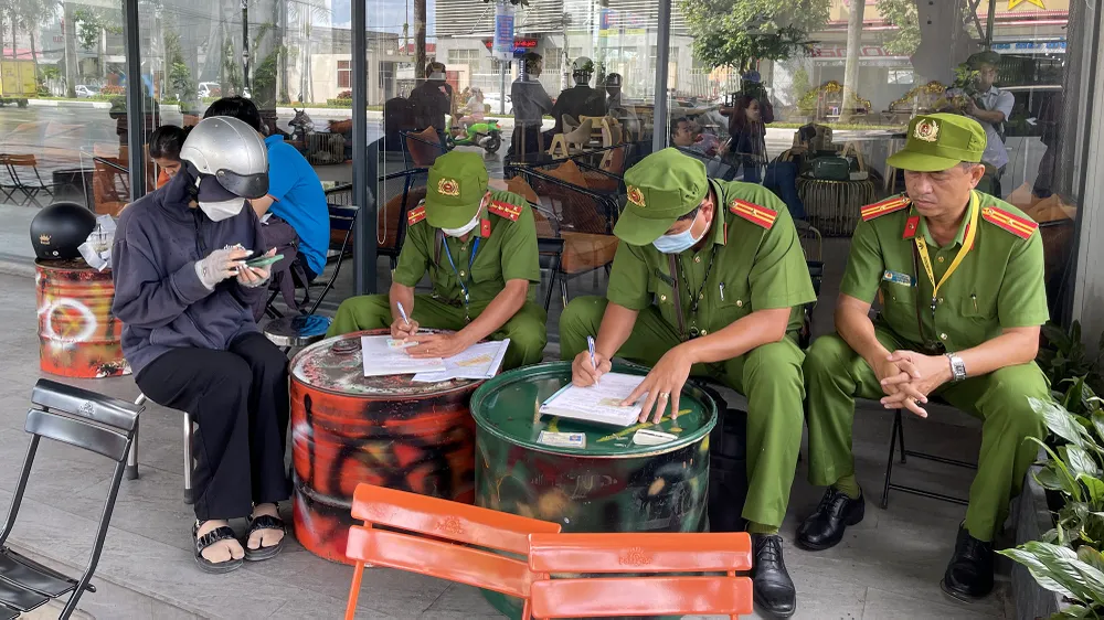 Sáng 8-8, chưa đầy một giờ đồng hồ, lực lượng làm nhiệm vụ đã phát hiện hơn 10 trường hợp phương tiện chạy ngược chiều từ hẻm 51. Ảnh: CHÂU ANH