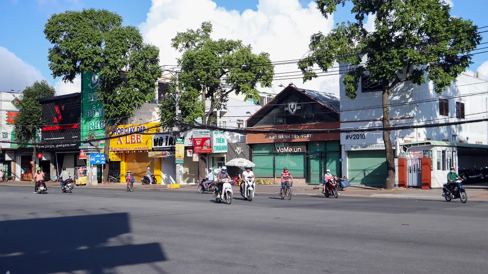 Tình trạng người dân điều khiển xe máy đi ngược chiều trên đường 3-2, đoạn trước hẻm 51 diễn ra khá thường xuyên. Ảnh: CHÂU ANH