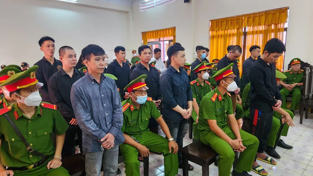 Các bị cáo tại phiên xét xử sơ thẩm vụ án chế tạo, tàng trữ, mua bán trái phép vũ khí quân dụng lớn nhất miền Tây nam Bộ từ trước đến nay. Ảnh: VĂN VŨ