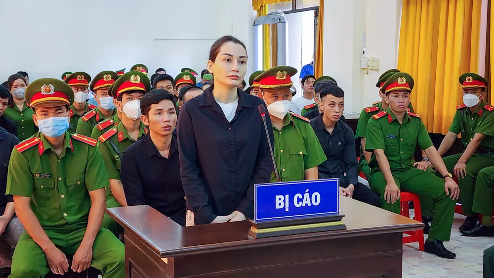 Bị cáo Vũ Thị Diệp bị tuyên phạt 9 năm tù tội mua bán, tàng trữ, vận chuyển trái phép vũ khí quân dụng. Ảnh: VĂN VŨ Bị cáo Vũ Thị Diệp bị tuyên phạt 9 năm tù tội mua bán, tàng trữ, vận chuyển trái phép vũ khí quân dụng. Ảnh: VĂN VŨ