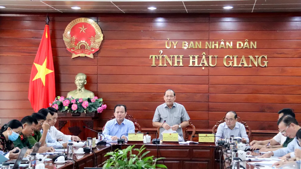 Ông Hoàng Công Thủy, Phó Chủ tịch Ủy ban Trung ương MTTQ Việt Nam yêu cầu lãnh đạo tỉnh Hậu Giang cần có giải pháp cấp bách và lâu dài, huy động tổng hợp các nguồn lực để phòng chống thiên tai. Ảnh: NGUYỄN TRINH