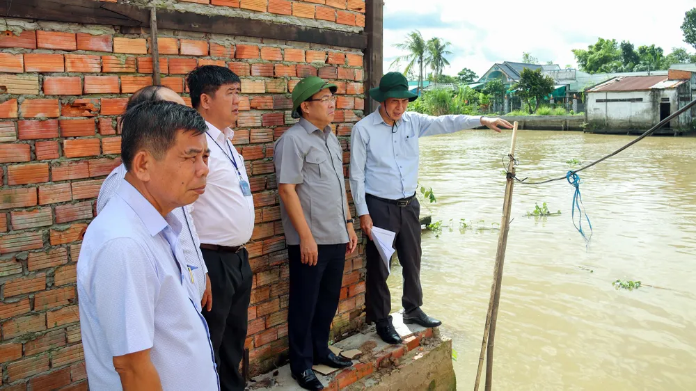 Sáng 14-8, đoàn công tác của Ban Chỉ đạo Quốc gia về phòng, chống thiên tai đến kiểm tra, thăm hỏi người dân tại các khu vực chịu ảnh hưởng của sạt lở. Ảnh: NGUYỄN TRINH