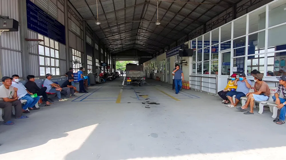 Theo Bộ GTVT đánh giá, đến nay tình trạng ùn tắc tại các trung tâm đăng kiểm đã được giải quyết và người dân đã dần hình thành thói quen đăng ký hẹn lịch kiểm định trực tuyến thông qua hệ thống của Cục Đăng kiểm Việt Nam. Ảnh minh họa: CHÂU ANH