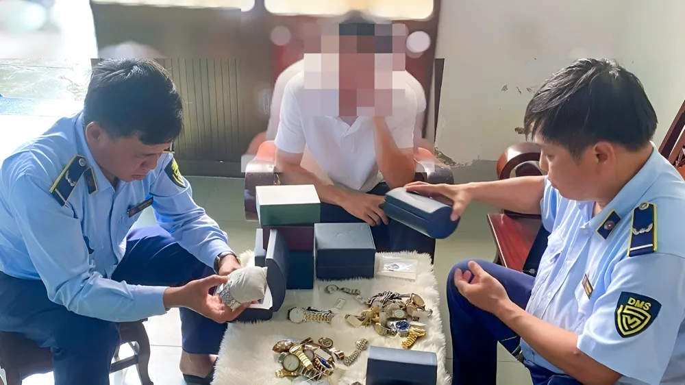 Kiểm tra hộ kinh doanh đồng hồ ở TP Rạch Giá, đoàn phát hiện có 88 chiếc đồng hồ giả mạo các nhãn hiệu nổi tiếng, tổng giá trị hơn 480 triệu đồng. Ảnh: DMS KIên Giang Kiểm tra hộ kinh doanh đồng hồ ở TP Rạch Giá, đoàn phát hiện có 88 chiếc đồng hồ giả mạo các nhãn hiệu nổi tiếng, tổng giá trị hơn 480 triệu đồng. Ảnh: DMS KIên Giang