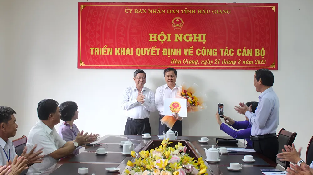 Chủ tịch UBND tỉnh Hậu Giang trao Quyết định điều động, bổ nhiệm ông Nguyễn Thanh Giang, Chủ tịch UBND huyện Long Mỹ, giữ chức vụ Phó Giám đốc Sở GD&amp;ĐT. Ảnh: BẢO BẢO