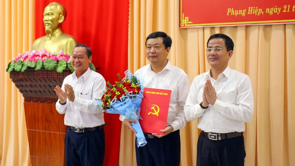 Ông Trương Minh Kiêm, Giám đốc Ban Quản lý dự án đầu tư xây dựng công trình giao thông và nông nghiệp tỉnh được điều động, chỉ định giữ chức Phó Bí thư Huyện ủy Phụng Hiệp, giới thiệu bầu giữ chức Chủ tịch UBND huyện. Ảnh: TS. Ông Trương Minh Kiêm, Giám đốc Ban Quản lý dự án đầu tư xây dựng công trình giao thông và nông nghiệp tỉnh được điều động, chỉ định giữ chức Phó Bí thư Huyện ủy Phụng Hiệp, giới thiệu bầu giữ chức Chủ tịch UBND huyện. Ảnh: TS.