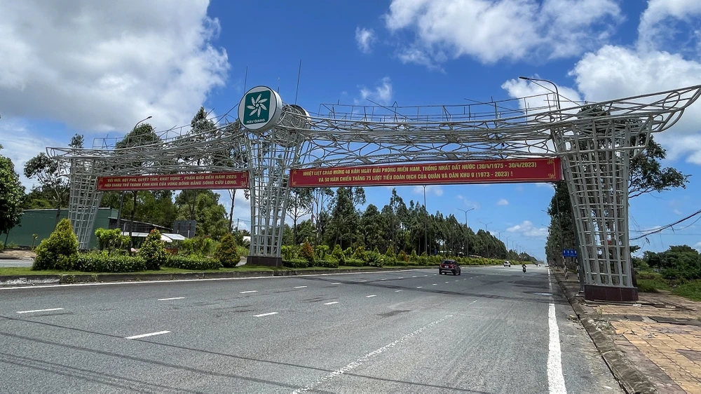 Danh hiệu công dân Hậu Giang tiêu biểu và công dân Hậu Giang danh dự là hình thức tôn vinh, khen thưởng cao quý của tỉnh cho cá nhân có thành tích đặc biệt xuất sắc, là tấm gương sáng để mọi người học tập, noi theo. Ảnh: CHÂU ANH