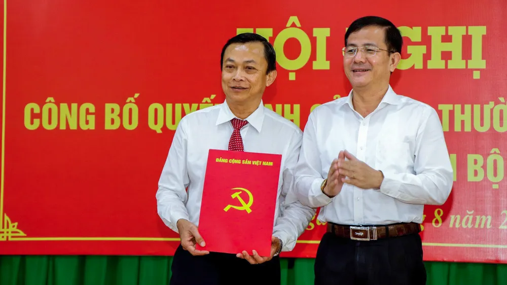 Phó Bí thư Thường trực Tỉnh ủy Hậu Giang trao Quyết định điều động, chỉ định ông Lê Công Khanh, giữ chức Bí thư Đảng đoàn, giới thiệu bầu giữ chức Chủ tịch Liên đoàn Lao động tỉnh, nhiệm kỳ 2018-2023. Ảnh: DUY KHƯƠNG