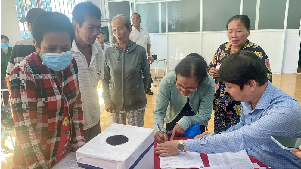 Người dân huyện Phụng hiệp (tỉnh Hậu Giang) bày tỏ phấn khởi khi bốc thăm nhận nền TĐC. Ảnh: BT Người dân huyện Phụng hiệp (tỉnh Hậu Giang) bày tỏ phấn khởi khi bốc thăm nhận nền TĐC. Ảnh: BT