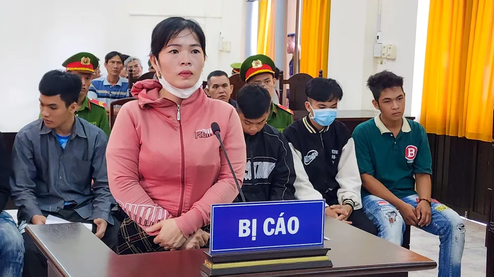 TAND tỉnh Kiên Giang tuyên phạt bị cáo Nguyễn Thị Nghĩa (chủ mưu) 8 năm tù tội cướp tài sản. Ảnh: VĂN VŨ TAND tỉnh Kiên Giang tuyên phạt bị cáo Nguyễn Thị Nghĩa (chủ mưu) 8 năm tù tội cướp tài sản. Ảnh: VĂN VŨ