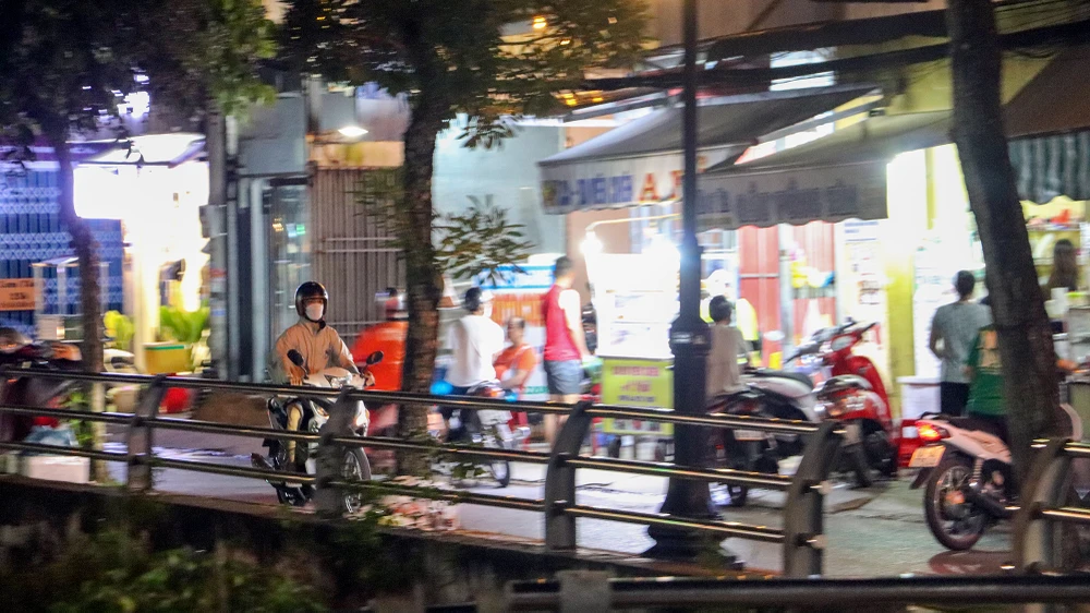 “Tuyến đường Mạc Thiên Tích có nhiều quán ăn uống, quán nhậu, tiệm bán quần áo... Khu vực này có nhiều nhà trọ, nên có thời điểm xe lưu thông nhiều, do vậy, việc điều khiển phương tiện lưu thông ngược chiều sẽ dễ gây tai nạn. Đặc biệt là vào buổi tối, nhiều người sau khi nhậu xong điều khiển phương tiện lại tiềm ẩn nguy cơ tai nạn cao hơn” - anh Lê Tấn Đức, một người dân sinh sống ở quận Ninh Kiều, bày tỏ.