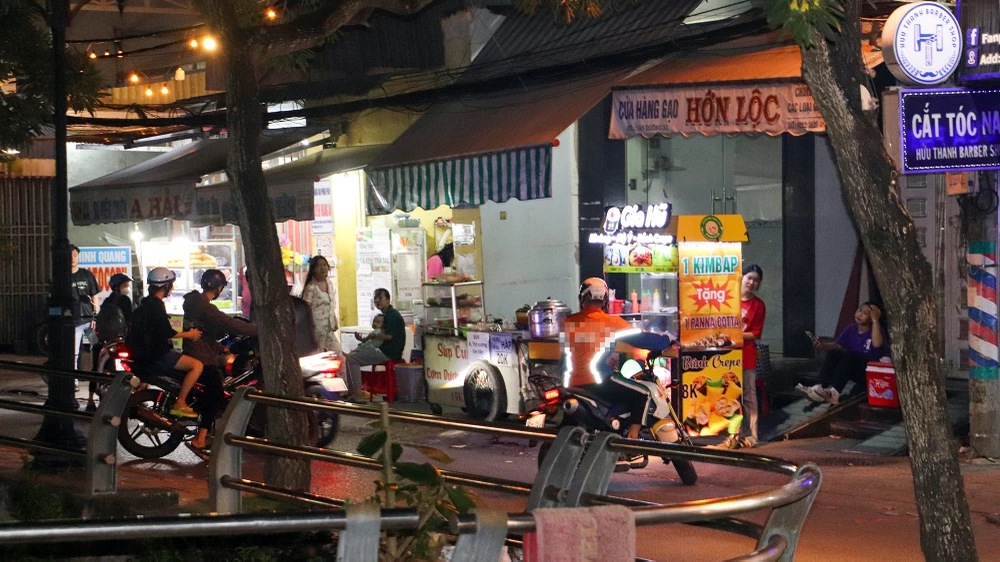 Một số người điều khiển phương tiện đi ngược chiều, khi nhìn thấy lực lượng công an đã quay đầu lại.