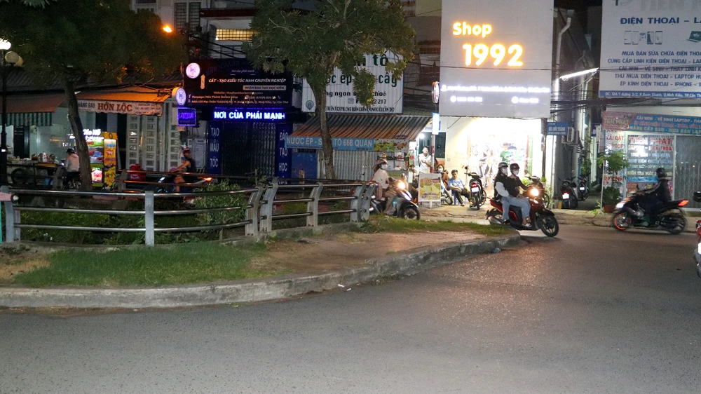 Một người sinh sống gần đường Mạc Thiên Tích chia sẻ tuyến đường này khá dài, nối từ đường 3-2 đến đường 30-4, trong đó có đoạn cắt ngang đường Mậu Thân. Do đó, một số người sinh sống ở khoảng giữa tuyến đường nên chọn cách đi ngược chiều để rút ngắn quãng đường và thời gian.