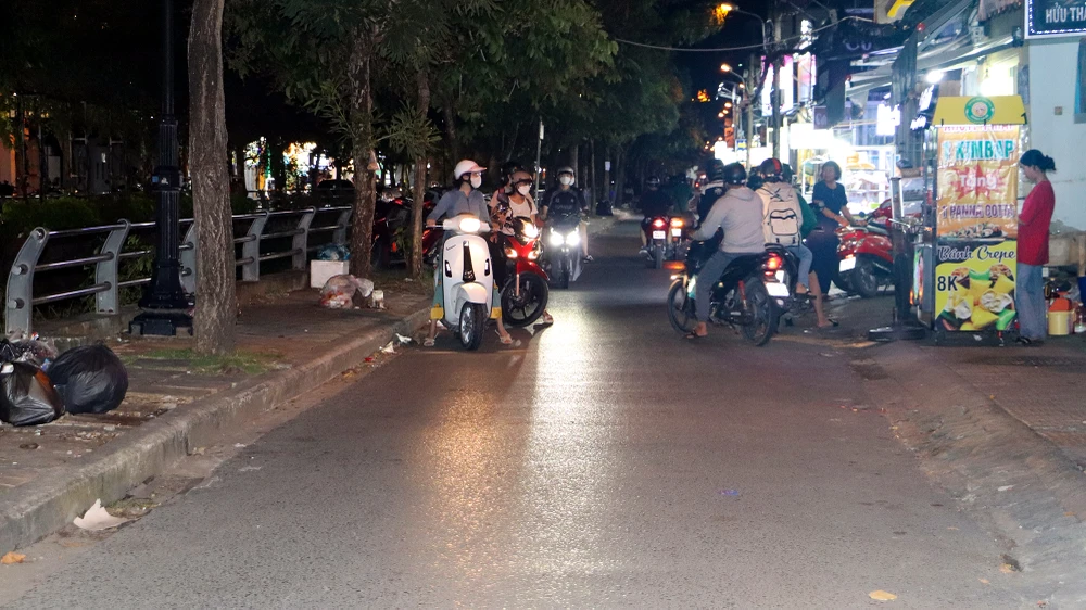 Cùng đi với đoàn, PV PLO ghi nhận có khá nhiều phương tiện lưu thông ngược chiều, dù phía hai đầu đường đều có gắn biển cấm. Trong khoảng 30 phút, lực lượng chức năng đã phát hiện, xử lý hàng chục trường hợp vi phạm.