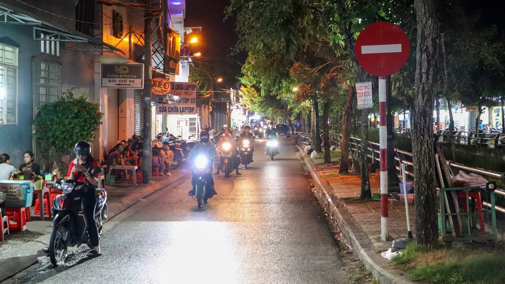 Thời gian qua, tình trạng người dân điều khiển phương tiện đi ngược chiều trên đường Mạc Thiên Tích Trên (quận Ninh Kiều, TP Cần Thơ) vẫn còn tồn tại, dù ngành chức năng đã nhiều lần ra quân xử lý.