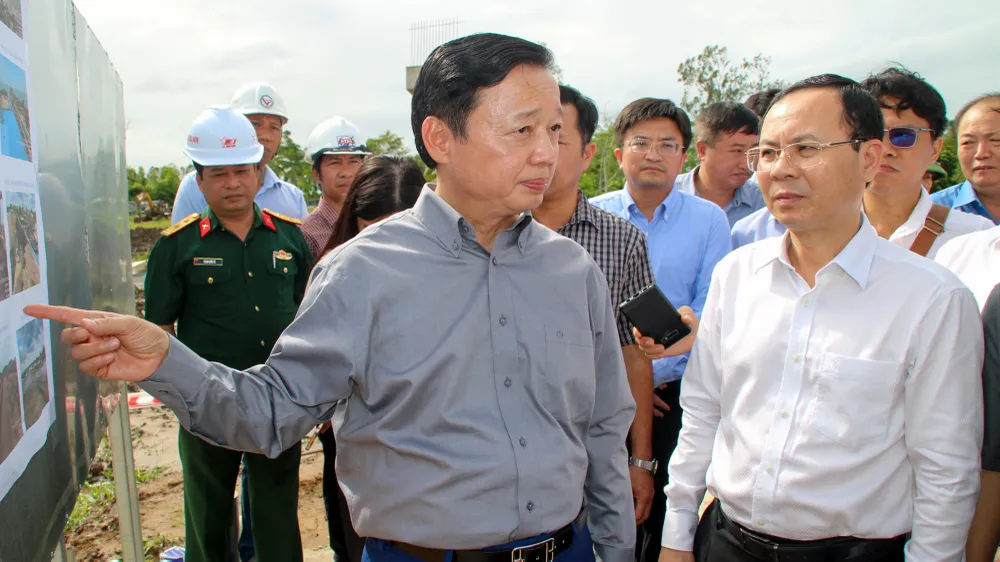 Phó thủ tướng Trần Hồng Hà cùng đoàn công tác của Trung ương đến kiểm tra tình hình thi công cao tốc Cần Thơ - Cà Mau. Ảnh: CHÂU ANH