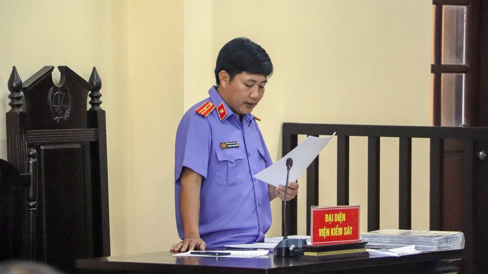 Đại diện VKSND TP Vị Thanh công bố bản cáo trạng. Ảnh: CHÂU ANH