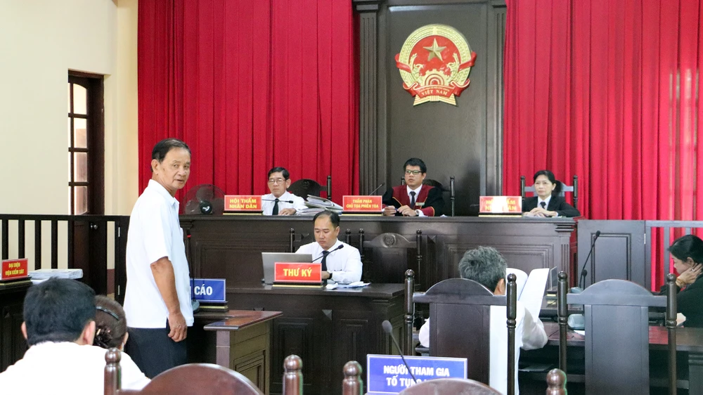 Trong lúc trả lời các câu hỏi của HĐXX, có nhiều vấn đề "quên do bị bệnh trầm cảm", đôi lúc bị cáo Thảo phải hướng về phía gia đình để "nhờ nhắc". Ảnh: CHÂU ANH