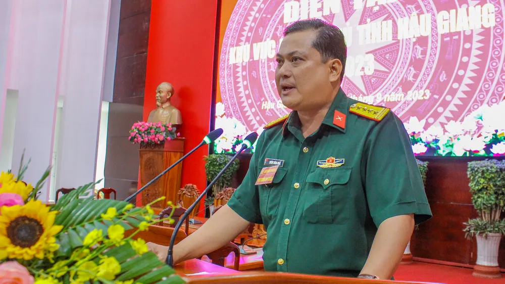 Đại tá Chiêm Thống Nhất Phó Tư lệnh, Tham mưu trưởng Quân khu 9 phát biểu khai mạc diễn tập khu vực phòng thủ tỉnh Hậu Giang năm 2023. Ảnh: NHẬT TÂN haugiang-dien-tap-khu-vuc-phong-thu-1.jpg