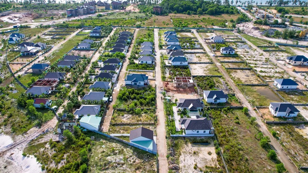 Khu 79 căn biệt thự xây dựng trái phép ở TP Phú Quốc trước đây là đất rừng phòng hộ; đến nay đã có tám trường hợp vi phạm tự nguyện thi hành quyết định cưỡng chế, lực lượng chức năng TP đã tổ chức cưỡng chế 18 trường hợp. Ảnh: HOÀNG HỮU Phó Giám đốc Công an tỉnh Kiên Giang làm Tổ trưởng Tổ giải quyết tranh chấp, khiếu nại tỉnh