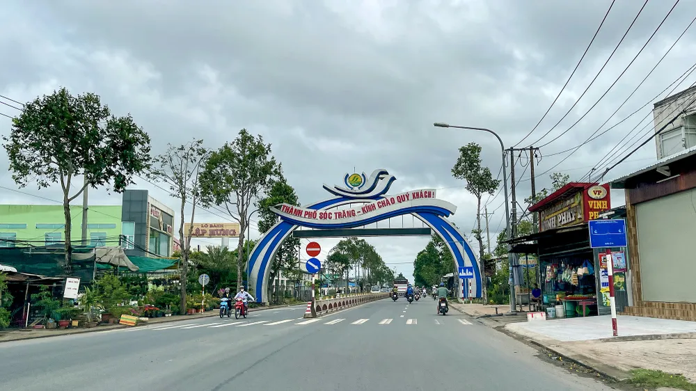 Thanh tra tỉnh Sóc Trăng xác định tại UBND TP Sóc Trăng, còn một số hồ sơ trễ hẹn nhưng không có phiếu xin lỗi và hẹn ngày trả kết quả. Ảnh: CHÂU ANH soc-trang-10.jpg