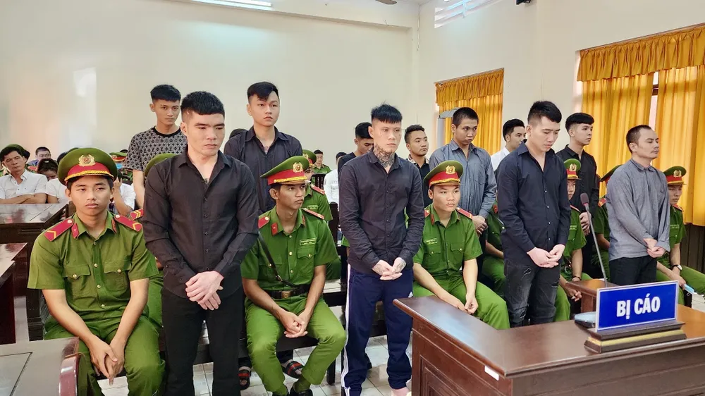 Các bị cáo tại phiên tòa sơ thẩm. Ảnh VĂN VŨ z4735334015035_29a46772fc9adce86c0bad7e5946024f.jpg