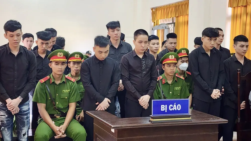 Các bị cáo tại phiên tòa. Ảnh VĂN VŨ 19- nguoi-danh-nhau.jpg