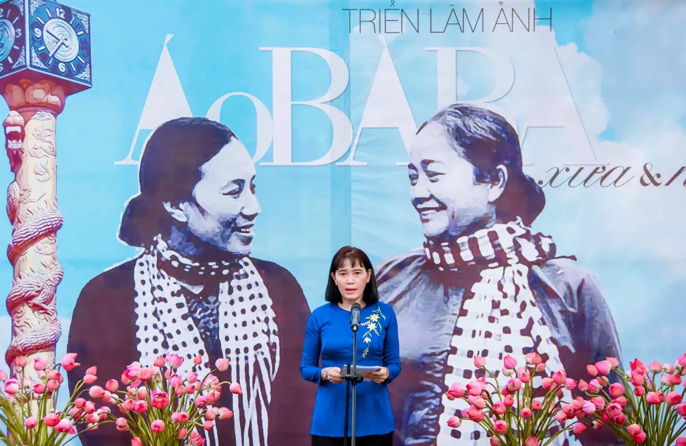 Bà Hồ Thu Ánh, Phó chủ tịch UBND tỉnh Hậu Giang phát biểu khai mạc triển lãm. Ảnh: ÁI PHƯƠNG ao-ba-ba 2.jpg