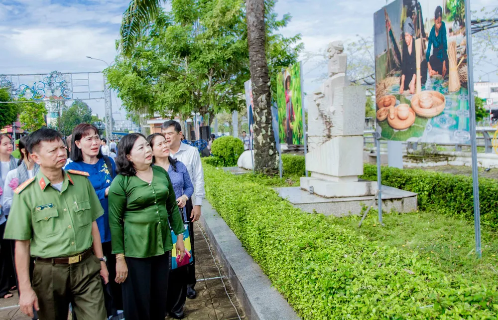 Đại biểu tham quan khu vực trưng bày các bức ảnh. Ảnh: ÁI PHƯƠNG ao-ba-ba.jpg