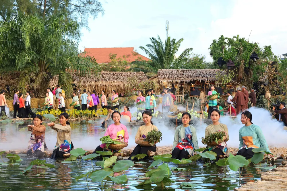 Sự kiện được diễn ra từ ngày hôm nay đến 1-10. Ảnh MINH TRUNG khai mạc 3.jpg