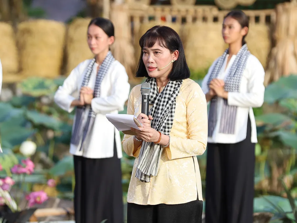 Bà Hồ Thu Ánh, Phó Chủ tịch UBND tỉnh Hậu Giang phát biểu tại buổi lễ khai mạc. Ảnh MINH TRUNG khai mạc.jpg