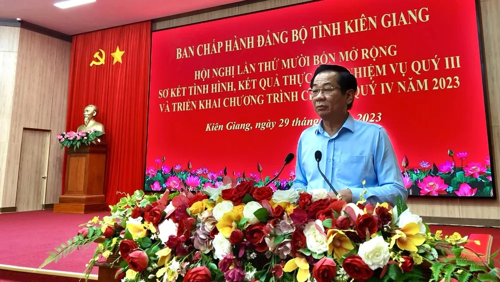 Ông Đỗ Thanh Bình, Bí thư Tỉnh ủy Kiên Giang, chỉ đạo UBND tỉnh thực hiện quyết liệt, hiệu quả các giải pháp chống khai thác IUU. Ảnh: BÁCH HỶ kien-giang 1.jpg