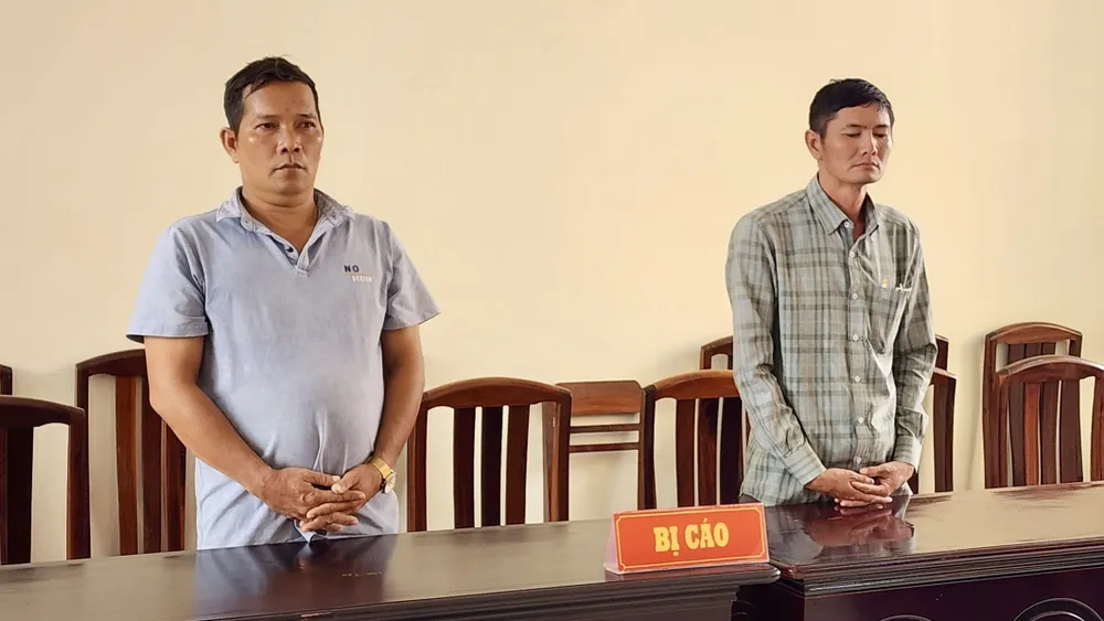 Các bị cáo Ngô Quốc Dũng và Lâm Vĩnh Linh (từ phải qua) tại phiên tòa. Ảnh VĂN VŨ z4741008463466_0301c67699e370de04588a1a16ccf5f8.jpg