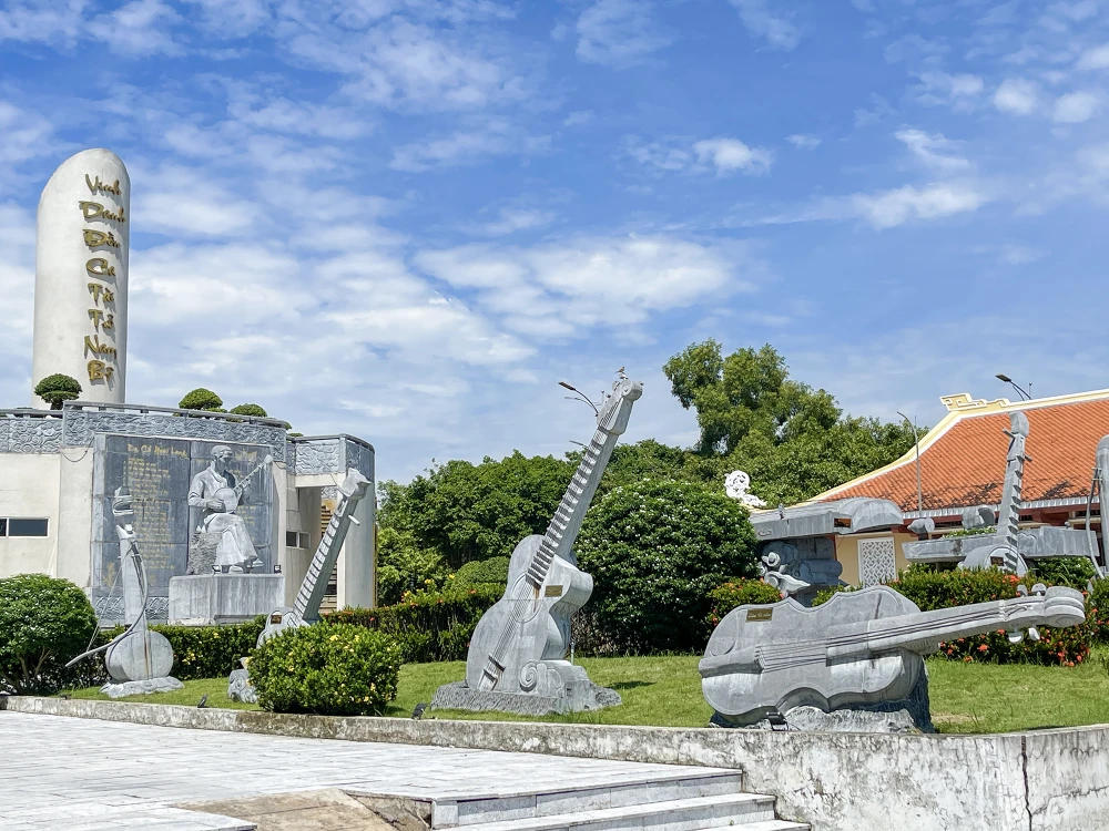 Khu lưu niệm có các công trình, như: Đài nguyệt cầm, tượng cố nhạc sĩ Cao Văn Lầu cùng vườn nhạc cụ bằng đá, nhà lưu niệm... Ảnh: CHÂU ANH cao-van-lau-3.jpg
