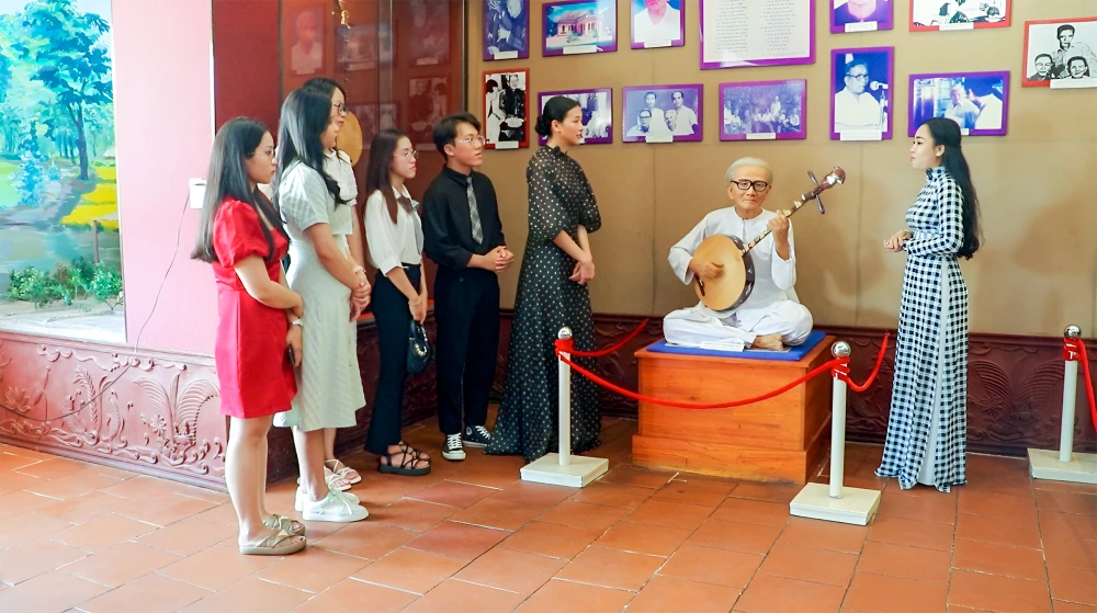 Hoa hậu Trái đất 2018 Nguyễn Phương Khánh, đại sứ của chương trình “Cùng ngư dân thắp sáng đèn trên biển” đến thăm khu lưu niệm trong chuyến về Bạc Liêu gần đây. Ảnh: CHÂU ANH cao-van-lau-4.jpg