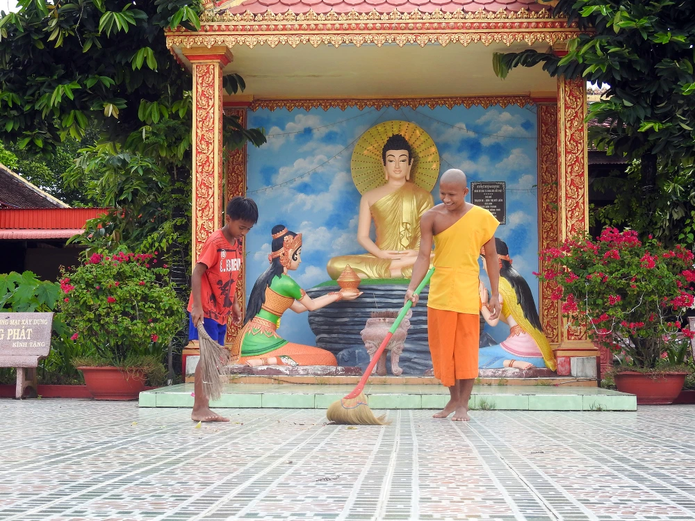 Chùa Xiêm Cám có đến 115 pho tượng, khoảng sân cùng những hàng cây xanh mát, không gian toát lên vẻ thanh tĩnh và trang nghiêm. Ảnh: CHÂU ANH chua-xiem-can-2.jpg