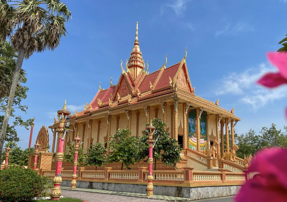 Chùa Xiêm Cán được xem là ngôi chùa cổ kính và lộng lẫy nhất trong hệ thống chùa Khmer ở Tây Nam Bộ. Ảnh: CHÂU ANH chua-xiem-can-5.jpg