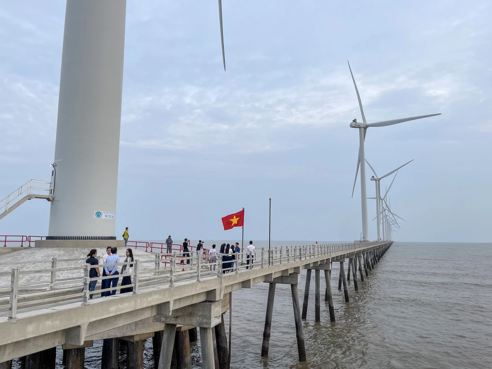 Khu sinh thái điện gió Hòa Bình 1, nơi được nhiều bạn trẻ chọn làm địa điểm check-in khi đến Bạc Liêu, nhiều cặp đôi cũng chọn nơi đây chụp ảnh cưới. Ảnh: CHÂU ANH dien-gio-hoa-binh-3.jpg