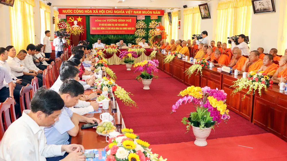 Thượng tọa Lý Đức, Phó Chủ tịch Hội đoàn kết sư sãi tỉnh Sóc Trăng kiến nghị Trung ương tiếp tục đầu tư nhà hỏa táng hiện đại cho tỉnh. Ảnh: CHÂU ANH chu-tich-quoc-hoi-5.jpg