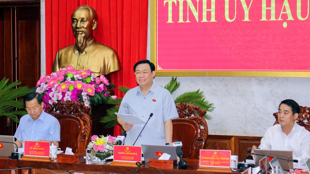 Chủ tịch Quốc hội Vương Đình Huệ đánh giá cao phương châm “Một tâm, Hai tuyến, Ba thành, Bốn trụ, Năm trọng tâm” tỉnh Hậu Giang đã xác định. Ảnh: TRƯỜNG SƠN chu-tich-quoc-hoi-9.jpg