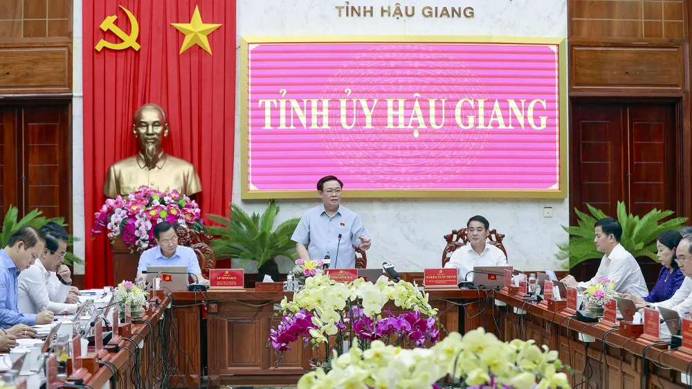Chủ tịch Quốc hội Vương Đình Huệ, Phó Thủ tướng Lê Minh Khái cùng đoàn công tác của Trung ương đến làm việc với Ban Thường vụ Tỉnh ủy Hậu Giang. Ảnh: DOÃN TẤN/QH hau-giang-2.jpg