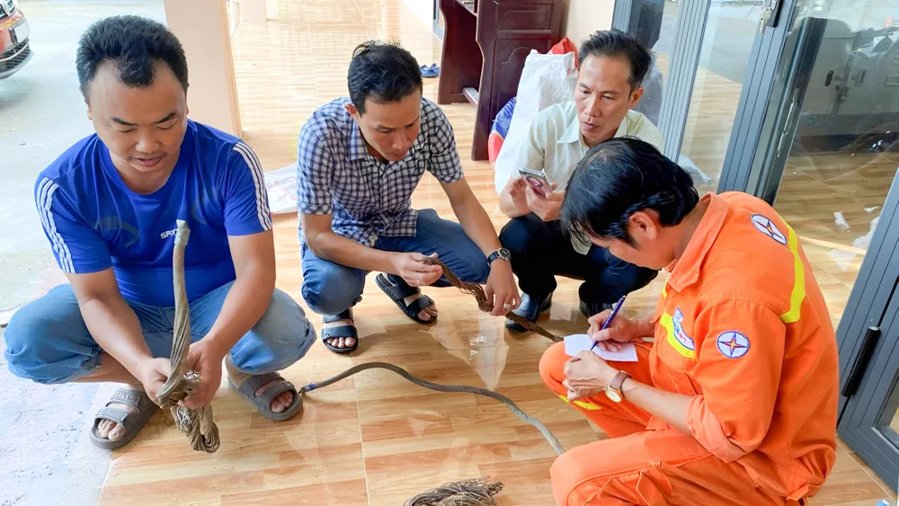 Lực lượng chức năng tiến hành kiểm tra tang vật. Ảnh: CAHG hau-giang-trom-day-dien.jpg