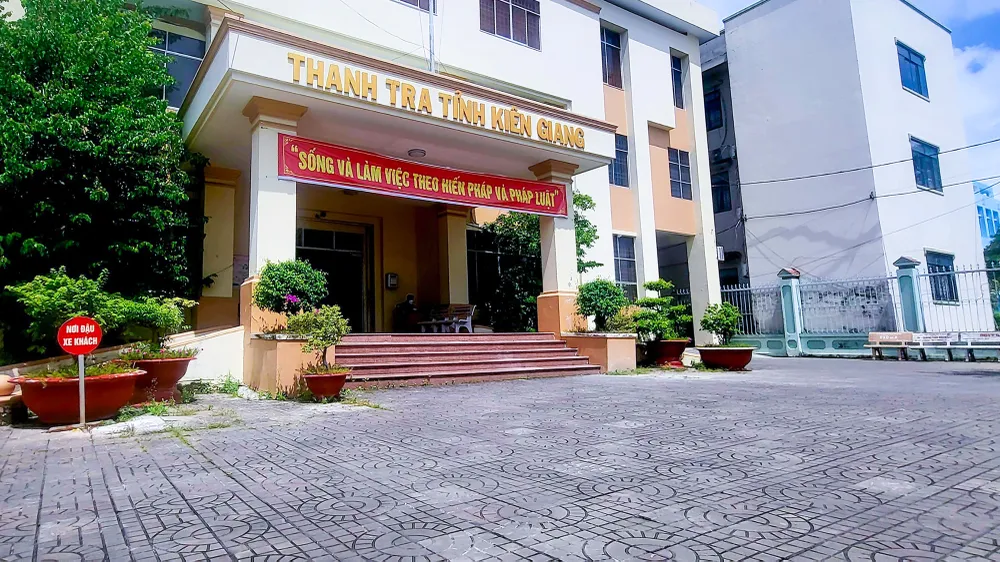 Thanh tra Kiên Giang kiến nghị kiểm điểm hàng loạt cán bộ huyện Hòn Đất liên quan sai phạm đất đai trên địa bàn huyện. Ảnh: CHÂU ANH Thanh tra tỉnh Kiên Giang kiến nghị kiểm điểm hàng loạt cán bộ liên quan sai phạm đất đai