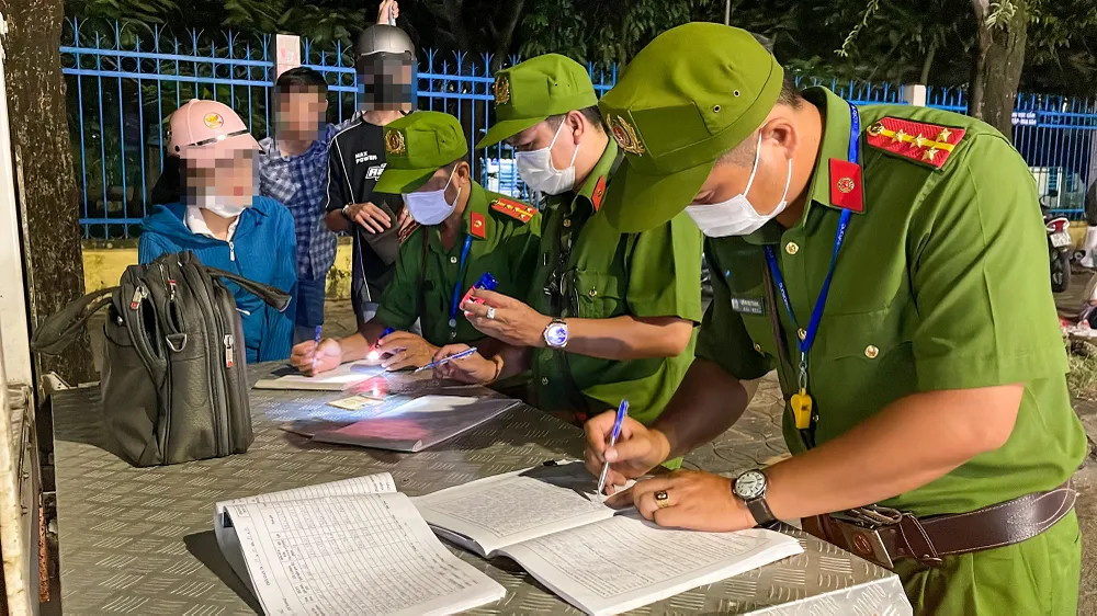 Dù lực lượng chức năng thường xuyên tuần tra, phát hiện và xử lý nghiêm, thế nhưng khi không thấy lực lượng chức năng, người điều khiển phương tiện lại vi phạm. Ảnh: CHÂU ANH cstt-can-tho-13.jpg